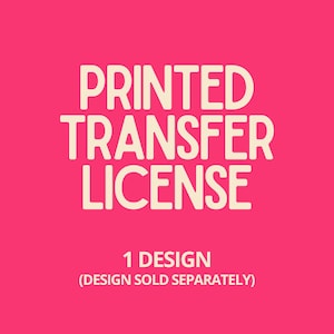 Puede incluir: Un gráfico cuadrado de color rosa brillante que presenta el texto en blanco roto PRINTED TRANSFER LICENSE en una fuente sans-serif redondeada y negrita. Debajo, el texto 1 DESIGN (DESIGN SOLD SEPARATELY) aparece en una fuente blanca más pequeña.