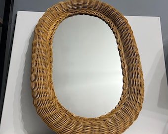 Owalne, naturalne lustro ścienne w stylu vintage, wykonane w Hong Kongu, z ramą z rattanu, styl boho, 12 1/2 x 18 1/2