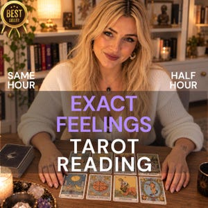 Può includere: Un servizio di lettura dei tarocchi con un mazzo di carte disposto su un tavolo di legno. Le carte includono La Luna, La Ruota della Fortuna, La Forza, Il Mondo e Gli Amanti. Il testo sovrapposto recita EXACT FEELINGS TAROT READING, SAME HOUR, HALF HOUR.