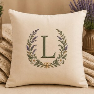 Personligt monogram broderat örngott, blommig krans initial kudde, Cottagecore heminredning, anpassad bokstavskudde, bröllopspresent