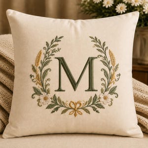 Personlig monogramkudde, broderad initialkudde, lantlig blommig kudde, bröllopspresent, lyxig heminredningskudde