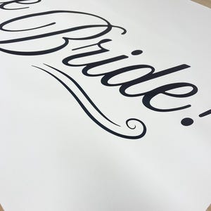 Letrero de lienzo "Aquí viene la novia" - Letrero de boda para niña de las flores con tu color de fuente personalizado imagen 12