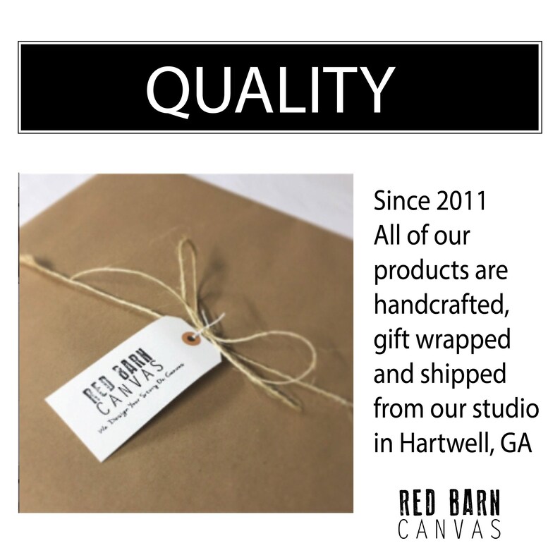 Puede incluir: Un paquete de papel marr&oacute;n atado con cuerda y una etiqueta de regalo blanca que dice "RED BARN CANVAS We Design Your Story On Canvas". El texto "QUALITY" est&aacute; en un rect&aacute;ngulo negro en la parte superior de la imagen. El texto "Since 2011 All of our products are handcrafted, gift wrapped and shipped from our studio in Hartwell, GA RED BARN CANVAS" est&aacute; en el lado derecho de la imagen.