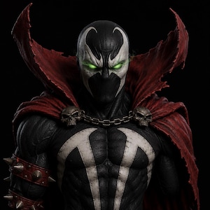 Puede incluir: Un busto detallado del personaje Spawn, con un traje negro con un emblema blanco en el pecho, ojos verdes brillantes y una capa roja desgarrada. La figura incluye una cadena con dos calaveras y un brazalete rojo con púas sobre una base circular.