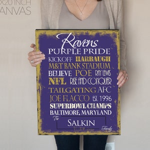 Może przedstawiać: Odbitka na pł&oacute;tnie o wymiarach 40,6 x 50,8 cm z fioletowym tłem i złotym tekstem. Tekst brzmi "Ravens Purple Pride Kickoff Harbaugh M&T Bank Stadium Believe Poe Ray Lewis NFL Rise and Conquer Tailgating AFC Joe Flacco Est. 1996 Superbowl Champs Baltimore, Maryland The Salkin Family".