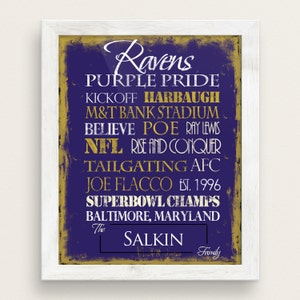 Może przedstawiać: Wydruk w ramie w kolorze fioletowym i złotym z napisem "Ravens Purple Pride" i innymi szczeg&oacute;łami dotyczącymi drużyny, w tym "Baltimore, Maryland" i "The Salkin Family".