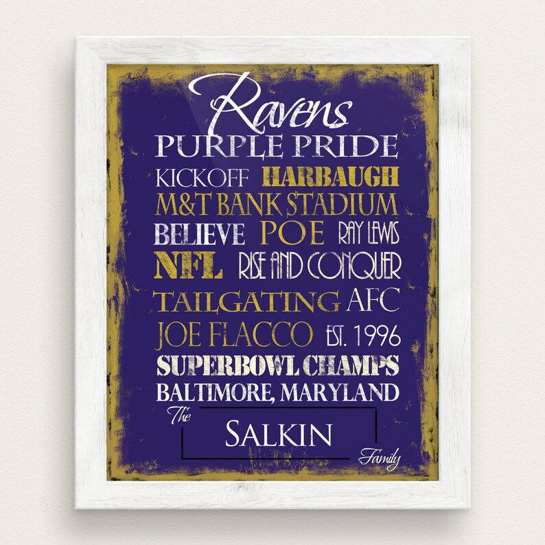Może przedstawiać: Wydruk w ramie w kolorze fioletowym i złotym z napisem "Ravens Purple Pride" i innymi szczeg&oacute;łami dotyczącymi drużyny, w tym "Baltimore, Maryland" i "The Salkin Family".