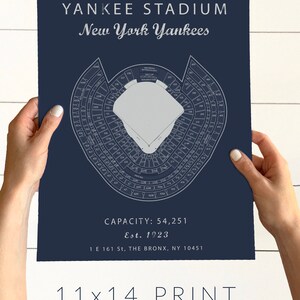 Puede incluir: Una impresi&oacute;n azul marino del Yankee Stadium, un estadio de b&eacute;isbol en el Bronx, Nueva York. La impresi&oacute;n muestra el plano de los asientos y el campo. El texto en la impresi&oacute;n dice "Yankee Stadium, New York Yankees, Capacidad: 54.251, Est. 1923, 1 E 161 St, THE BRONX, NY 10451, 11x14 PRINT, Heavt fine art paper - smooth, matte finish".