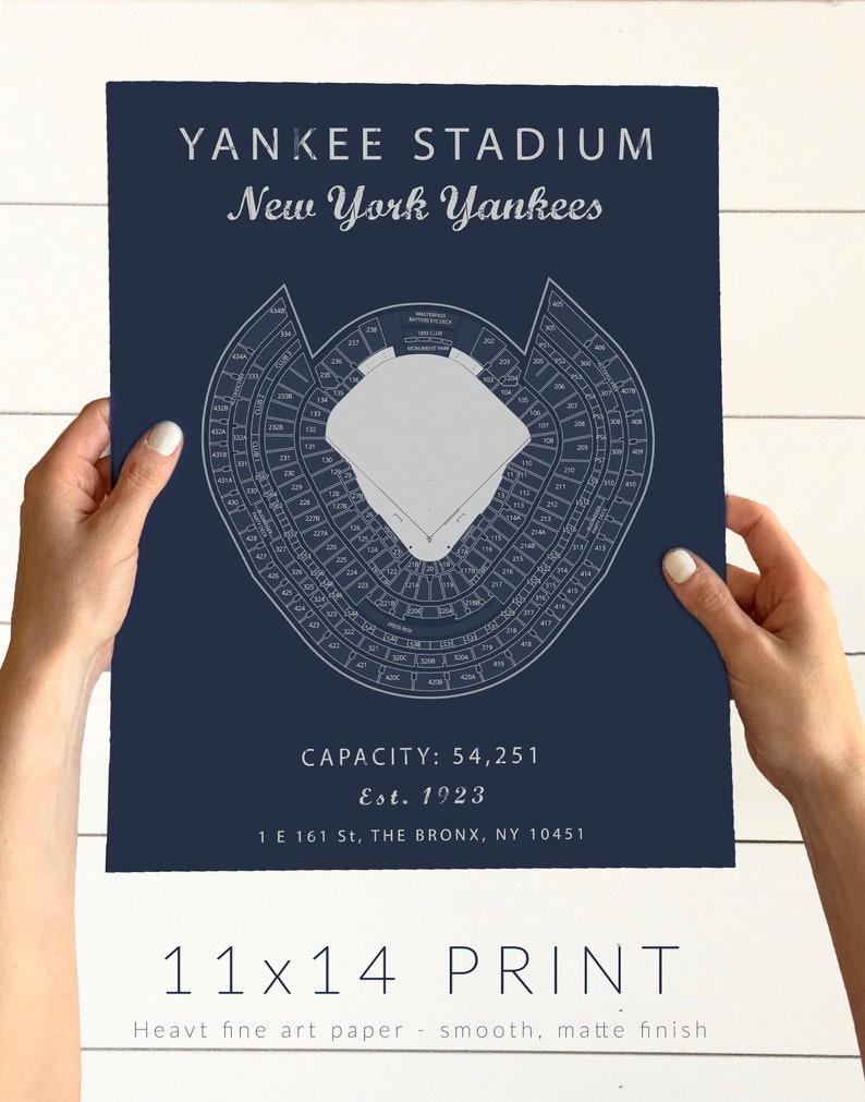 Puede incluir: Una impresi&oacute;n azul marino del Yankee Stadium, un estadio de b&eacute;isbol en el Bronx, Nueva York. La impresi&oacute;n muestra el plano de los asientos y el campo. El texto en la impresi&oacute;n dice "Yankee Stadium, New York Yankees, Capacidad: 54.251, Est. 1923, 1 E 161 St, THE BRONX, NY 10451, 11x14 PRINT, Heavt fine art paper - smooth, matte finish".