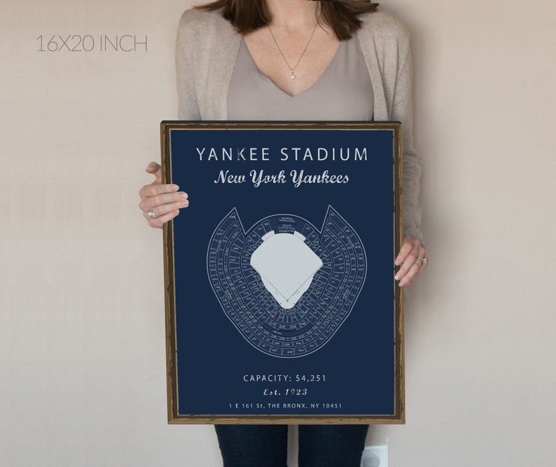 Puede incluir: Una impresi&oacute;n enmarcada de un diagrama azul y blanco del Yankee Stadium, con el texto "YANKEE STADIUM New York Yankees" en la parte superior y "CAPACITY: 54,251 Est. 1923 1 161 St, THE BRONX, NY 10451" en la parte inferior.