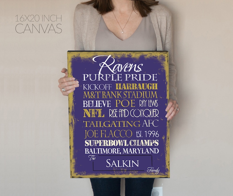 Może przedstawiać: Odbitka na pł&oacute;tnie o wymiarach 40,6 x 50,8 cm z fioletowym tłem i złotym tekstem. Tekst brzmi "Ravens Purple Pride Kickoff Harbaugh M&T Bank Stadium Believe Poe Ray Lewis NFL Rise and Conquer Tailgating AFC Joe Flacco Est. 1996 Superbowl Champs Baltimore, Maryland The Salkin Family".