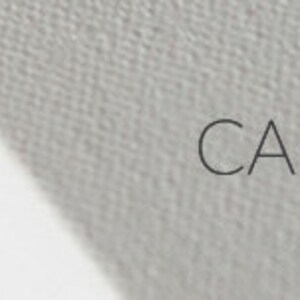 Puede incluir: Primer plano de una textura de lienzo gris con el texto "CANVAS TEXTURE" impreso en negro.