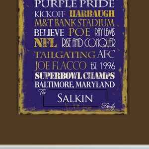 Może przedstawiać: Fioletowo-złoty znak z napisem "Ravens Purple Pride" i innymi szczeg&oacute;łami dotyczącymi drużyny, w tym "Baltimore, Maryland" i "The Salkin Family".