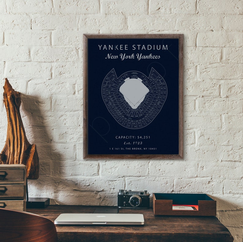 Puede incluir: Una impresi&oacute;n enmarcada de un mapa detallado del Yankee Stadium, hogar de los New York Yankees. El mapa est&aacute; en azul y blanco sobre un fondo azul oscuro. El texto en la impresi&oacute;n dice "Yankee Stadium, New York Yankees, Capacidad: 54.251, Est. 1923, 1 E 161 St. The Bronx, NY 10451."