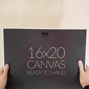 Puede incluir: La parte posterior de una impresi&oacute;n en lienzo de 16x20 pulgadas, lista para colgar. El lienzo es negro con texto blanco.
