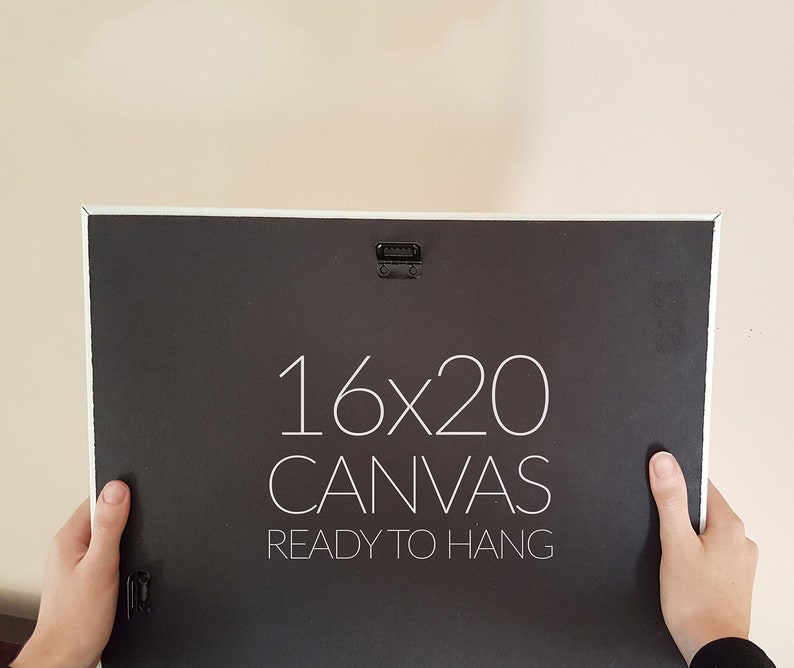 Puede incluir: La parte posterior de una impresi&oacute;n en lienzo de 16x20 pulgadas, lista para colgar. El lienzo es negro con texto blanco.