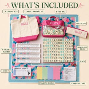 Puede incluir: Un juego de Mahjong que incluye un tapete floral, una bolsa de lona con la etiqueta MAHJ, una bolsa transparente con la etiqueta TILES, 160 fichas, 4 soportes con empujadores, una funda, 2 dados, una libreta de puntuación, 4 posavasos y una tarjeta.