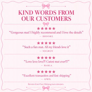 Może przedstawiać: Jasnor&oacute;żowa grafika z tekstem KIND WORDS FROM OUR CUSTOMERS oraz czterema pięciogwiazdkowymi recenzjami od Brooke, Sharon, Marli i April. Projekt zawiera r&oacute;żowe kokardki na g&oacute;rze i na dole, poziome linie oraz r&oacute;żowy tekst.