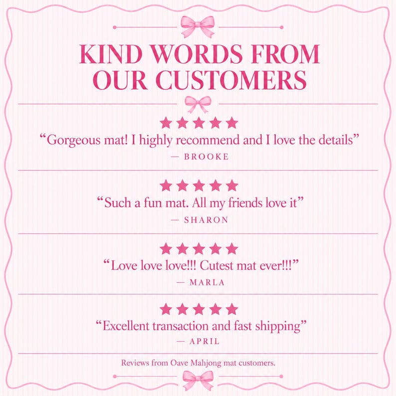 Może przedstawiać: Jasnor&oacute;żowa grafika z tekstem KIND WORDS FROM OUR CUSTOMERS oraz czterema pięciogwiazdkowymi recenzjami od Brooke, Sharon, Marli i April. Projekt zawiera r&oacute;żowe kokardki na g&oacute;rze i na dole, poziome linie oraz r&oacute;żowy tekst.
