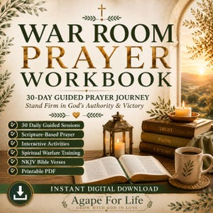 Può includere: Un quaderno di esercizi digitale intitolato War Room Prayer Workbook con il sottotitolo 30-Day Guided Prayer Journey. L'immagine mostra una pila di tre libri etichettati Trust, Faith e Victory, una candela accesa in una lanterna, una Bibbia aperta e una tazza.