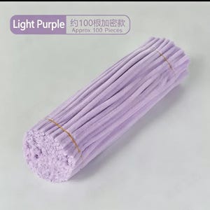 May include: A bundle of approximately 100 light purple pipe cleaners secured with a thin rubber band. The text on the image reads Light Purple, 约100根加密款, and Approx 100 Pieces. These fuzzy craft stems are arranged in a cylindrical shape.
