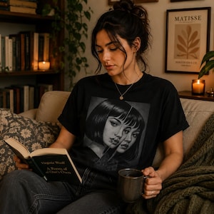 T-Shirt mit geteiltem Gesicht und Porträtmotiv | Illustration einer Frau mit Doppelbelichtung