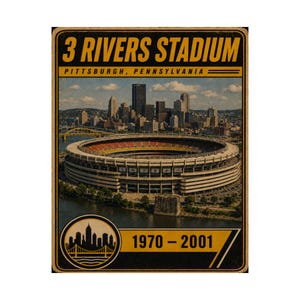 Peut inclure: Une plaque métallique rectangulaire avec le texte 3 RIVERS STADIUM PITTSBURGH, PENNSYLVANIA en jaune gras. L'image montre le stade et la ligne d'horizon de la ville, avec un emblème circulaire représentant un pont et la ville, et les années 1970 – 2001.