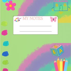 Puede incluir: Una cubierta de cuaderno verde claro con una etiqueta blanca central que contiene el texto MY NOTES, una paleta de pintura y una mariposa. El diseño incluye flores coloridas, una casa, un bloque de alfabeto, lápices y manchas de pintura.