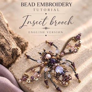 Może przedstawiać: Broszka w kształcie owada wykonana haftem koralikowym z fioletowymi, różowymi i złotymi koralikami, cekinami oraz kryształkami. Tekst głosi: BEAD EMBROIDERY TUTORIAL Insect brooch ENGLISH VERSION. Broszka ma centralną perłę i kryształy.