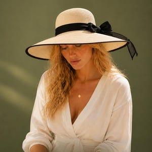 Cappello da sole in paglia a tesa larga, con fiocco in organza nera, pieghevole, ideale per la spiaggia e per la protezione dai raggi UV.