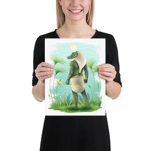 Puede incluir: Una impresión que presenta una figura verde con cabeza de cocodrilo con un tocado y falda blancos, sosteniendo un bastón. La ilustración está ambientada en un campo con palmeras, flores y un sol de fondo. La obra de arte tiene un estilo de dibujos animados.