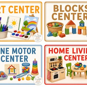 Peut inclure: Quatre panneaux éducatifs pour salle de classe intitulés Art Center, Blocks Center, Fine Motor Center et Home Living Center. Chaque panneau présente des illustrations colorées de jouets et fournitures, incluant crayons, blocs, perles et cuisine.