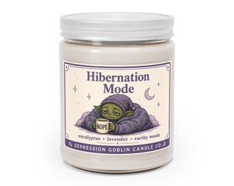 Candela Modalità Ibernazione / Divertente candela di soia accogliente / Eucalipto, Lavanda, Legni Terrosi / Regalo per amanti della casa / 255 g