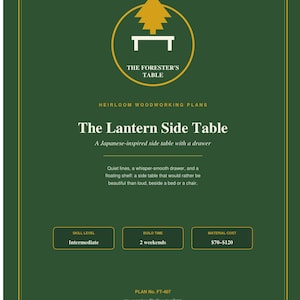 Könnte beinhalten: Ein dunkelgrünes Informationsblatt mit dem Titel The Lantern Side Table, einem gelben Baum-Symbol, Text zu Holzbearbeitungsplänen, mittlerem Schwierigkeitsgrad, 2 Wochenenden Bauzeit und Materialkosten von 70-120 $, gekennzeichnet als Plan Nr. FT-407.