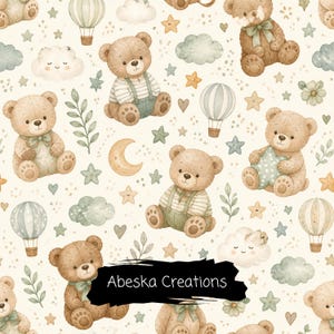 Puede incluir: Un patrón repetitivo sobre fondo crema con osos de peluche marrones, algunos con petos o lazos verdes, intercalados con nubes verde claro, estrellas amarillas, globos aerostáticos, lunas crecientes y ramitas. El texto dice Abeska Creations.