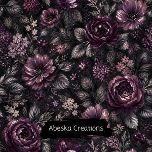 Könnte beinhalten: Ein nahtloses Muster mit dunkelvioletten und tiefpurpurnen Blumen, darunter Rosen und kleinere Blüten, vor einem schwarzen Hintergrund. Das Design enthält detailliertes Blattwerk und Blätter in Grau- und Schwarztönen. Der Text lautet Abeska Creations.