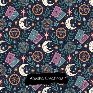 Può includere: Un motivo in tessuto blu scuro con illustrazioni ripetute di lune crescenti con volti, pentagrammi, carte dei tarocchi, stelle e rami frondosi. Una pennellata nera in basso mostra il testo bianco Abeska Creations.