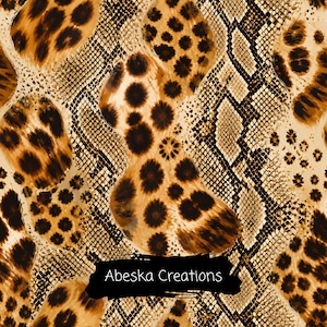 Puede incluir: Un patrón digital sin costuras que presenta un diseño en capas de manchas de leopardo marrones y negras sobre un fondo de piel de serpiente texturizado en tonos beige y marrón. El texto Abeska Creations aparece en blanco sobre un trazo negro.