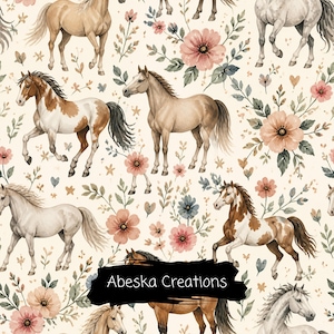 Könnte beinhalten: Ein nahtloses Muster mit verschiedenen Pferden in Braun-, Weiß- und Beigetönen, durchsetzt mit rosa und blauen Blumenillustrationen auf cremefarbenem Grund. Der Text Abeska Creations ist in Weiß auf einem schwarzen Pinselstrich gedruckt.