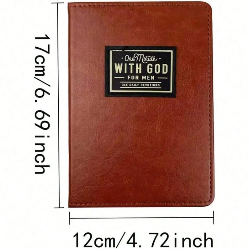 Puede incluir: Un libro de devociones rectangular de color marr&oacute;n con una cubierta texturizada. Una etiqueta negra en la parte frontal presenta el texto blanco "One Minute WITH GOD FOR MEN 365 DAILY DEVOTIONS". El libro mide 17 cm por 12 cm, o 6,69 pulgadas por 4,72 pulgadas.