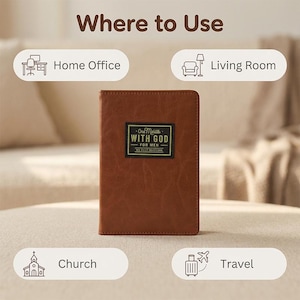 Puede incluir: Un libro devocional de textura de cuero marr&oacute;n con una etiqueta negra rectangular en la portada que presenta el texto One Minute WITH GOD FOR MEN 365 DAILY DEVOTIONS. El libro est&aacute; rodeado por cuatro iconos de Home Office, Living Room, Church y Travel.