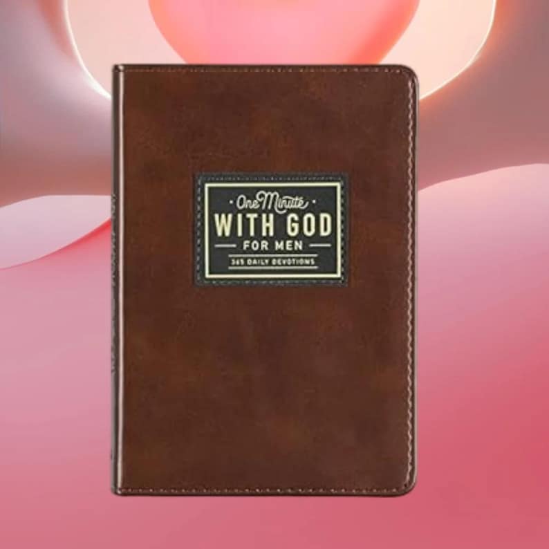 Puede incluir: Un libro de devociones rectangular de color marr&oacute;n con una cubierta lisa similar al cuero. Centrada en la parte frontal hay una etiqueta rectangular negra con texto en blanco y dorado: One Minute WITH GOD FOR MEN 365 DAILY DEVOTIONS. Bordes cosidos.
