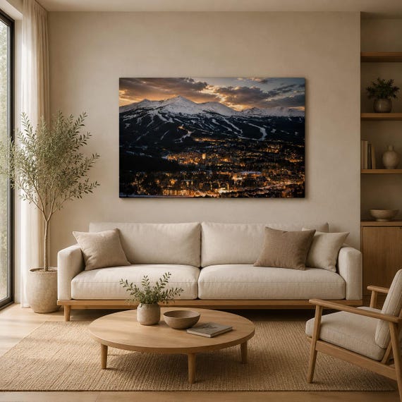 Schneeberge im Abendrot Leinwandbild, Bergpanorama mit Lichtern im Tal, Winter Berglandschaft Querformat, Wanddeko Wohnzimmer