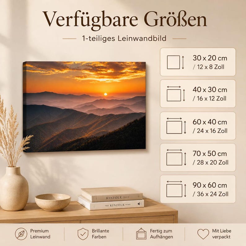 K&ouml;nnte beinhalten: Ein rechteckiger Leinwanddruck mit einem Sonnenuntergang &uuml;ber geschichteten Bergketten in Orange-, Gold- und Dunkelblaut&ouml;nen. Eine Tabelle listet die verf&uuml;gbaren Gr&ouml;&szlig;en in Zentimetern und Zoll auf: 30x20 cm, 40x30 cm, 60x40 cm, 70x50 cm und 90x60 cm.