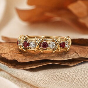Anillo de banda en X con rubíes y diamantes, alianza de boda cruzada de oro amarillo macizo de 14 quilates, anillo de aniversario con piedra natal de julio, anillo de promesa apilable para mujer.