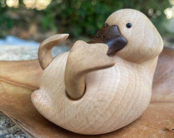 Handgesneden houten luie eendje, schattig liggend eendje als bureaudecoratie, mini-eendje van natuurlijk hout, houtsnijwerk cadeau voor eendenliefhebbers