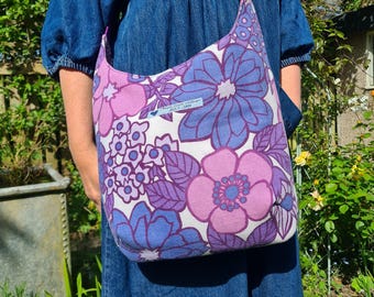 Vintage stoffen slouchy crossbodytas - St. Michael paarse bloemen