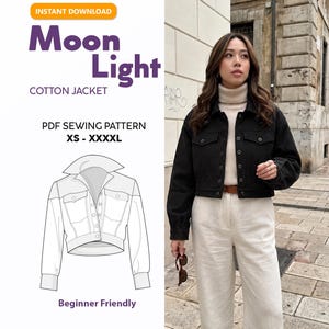 Op de afbeelding: Een zwart katoenen jasje met een knoopsluiting aan de voorzijde, een kraag en lange mouwen. De afbeelding bevat de tekst Moon Light COTTON JACKET, PDF SEWING PATTERN XS - XXXXL en Beginner Friendly, naast een lijntekening van het jasontwerp.