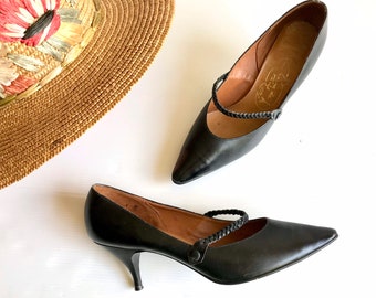 1960s escarpins pointus  cuir noir / Sixties women shoes / 60s pointed toes Heels / euro 37