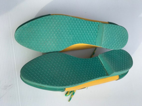 1980s flat shoes green and yellow leather / tie s… - image 8